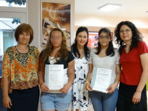 Връчване на удостоверения за професионална квалификация &bdquo;Фризьор&ldquo; в Центъра за работа с деца на улицата
