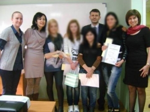 Успешно завършилите  първия курс на социално &ndash;образователната услуга &bdquo;Фризьорство&rdquo; към ЦРДУ получиха Удостоверения за професионална квалификация